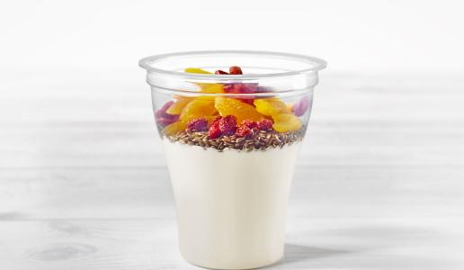 Powerbeker met vanilleyoghurt, abrikozen, gojibessen en lijnzaad